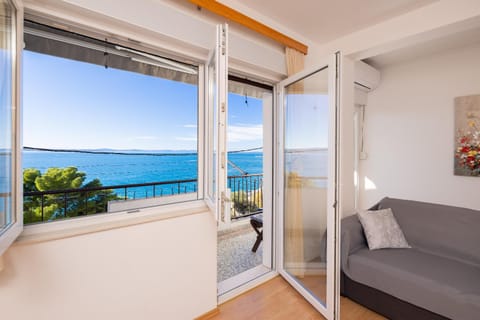 Day, Natural landscape, Balcony/Terrace, Seating area