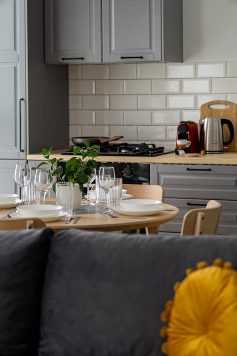 Kitchen or kitchenette, Dining area