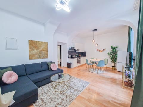 TV and multimedia, Kitchen or kitchenette, Living room, Seating area, Dining area