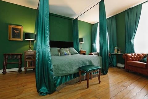 Bed, Seating area, Bedroom
