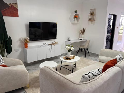 Communal lounge/ TV room, TV and multimedia, Living room, Seating area, Evening entertainment