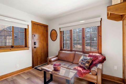 Cozy Modern Cabins with Mountain Views near Garden of the Gods in Colorado Springs, Colorado Cabin in Colorado Springs