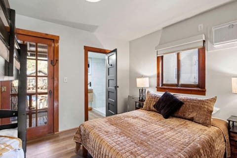 Cozy Modern Cabins with Mountain Views near Garden of the Gods in Colorado Springs, Colorado Cabin in Colorado Springs