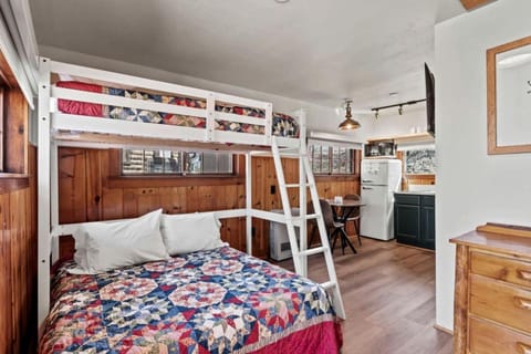 Scenic Mountain Cabins with Pet-Friendly Features near Garden of the Gods in Colorado Springs, Colorado Cabin in Colorado Springs