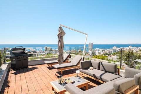 BBQ facilities, View (from property/room), Balcony/Terrace, Balcony/Terrace, Seating area, Sea view, sunbed