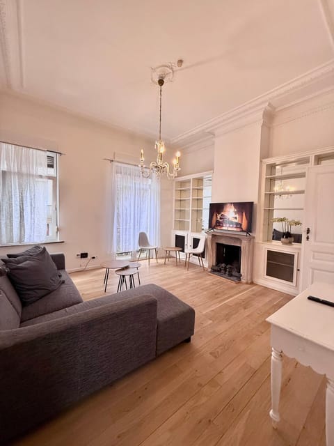 TV and multimedia, Living room, Evening entertainment