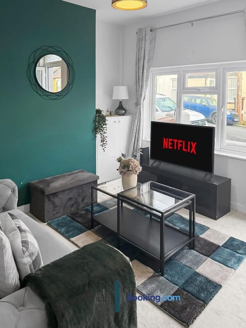 Living room, Street view, Parking, internet