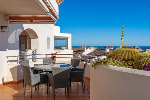 Property building, Balcony/Terrace, Living room