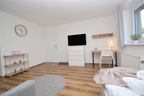 Bed, TV and multimedia, Photo of the whole room, Seating area, Bedroom