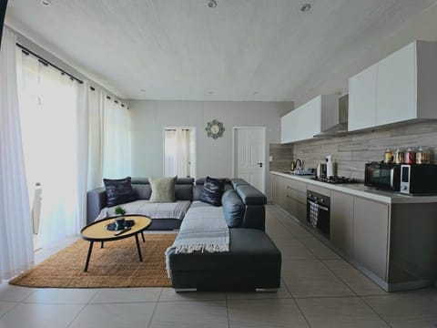 Coffee/tea facilities, Kitchen or kitchenette, Seating area, oven, stove