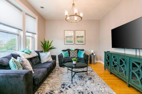 TV and multimedia, Living room, Seating area, Evening entertainment