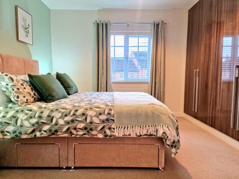 Bed, Photo of the whole room, Bedroom, wardrobe