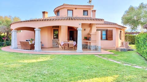 Property building, Patio, Day, Garden
