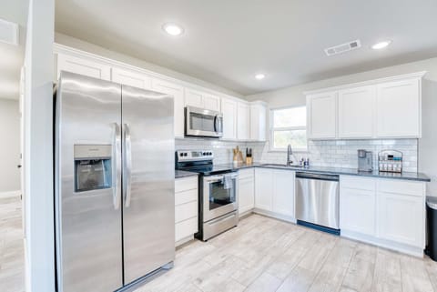 Bentonville Comfort Near Trails & Town House in Rogers