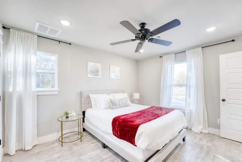 Bentonville Comfort Near Trails & Town House in Rogers