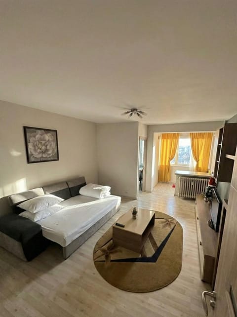 Bed, TV and multimedia, Living room, Photo of the whole room, Seating area, Bedroom, towels