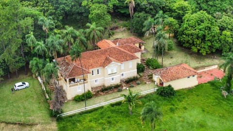 Property building, Natural landscape, Bird's eye view, Garden, Parking