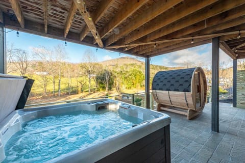 Mountain Retreat Sauna Outdoor Dining Nature House in Swannanoa