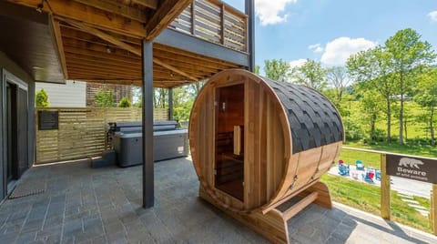 Mountain Retreat Sauna Outdoor Dining Nature House in Swannanoa