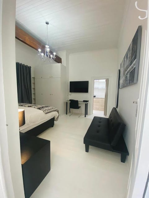 Communal lounge/ TV room, Bed, TV and multimedia, Photo of the whole room, Bedroom