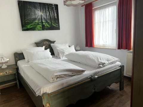 möblierte 2-Schlafzimmer Wohnung mit 2 Bädern, WG geeignet, Bahnhofsnahe Apartment in Hinterzarten