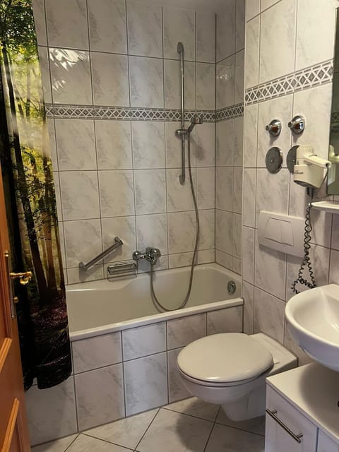 möblierte 2-Schlafzimmer Wohnung mit 2 Bädern, WG geeignet, Bahnhofsnahe Apartment in Hinterzarten