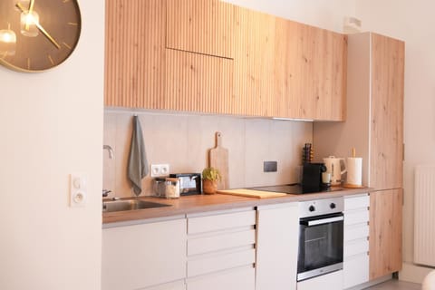 Coffee/tea facilities, Kitchen or kitchenette, oven, stove