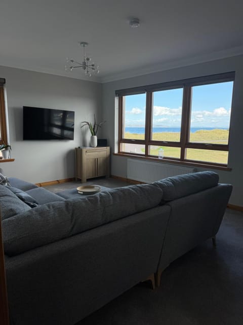 TV and multimedia, Living room, Seating area, Evening entertainment, Sea view