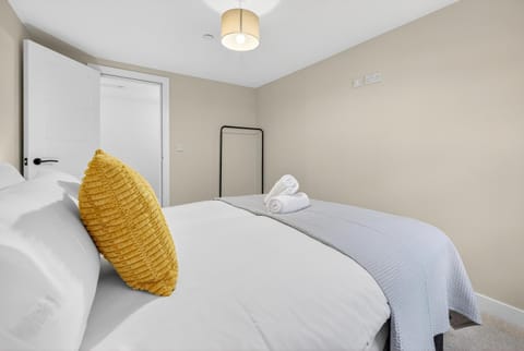 Cosy 2BR - Fast Wi-Fi - Work Space - Free Parking Apartment in Cardiff