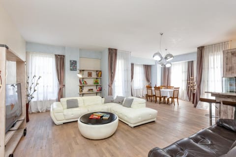 Kitchen or kitchenette, Living room, Seating area