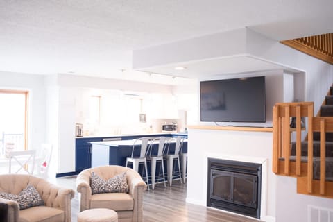 Cast away with kayaks a game room a fire pit and views House in Varick