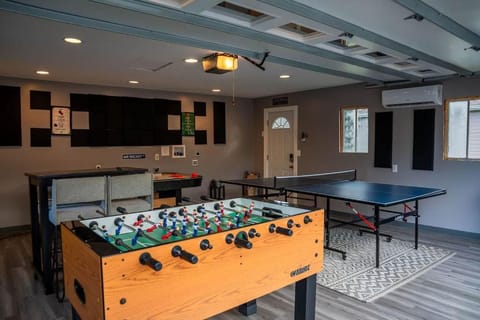 Cast away with kayaks a game room a fire pit and views House in Varick