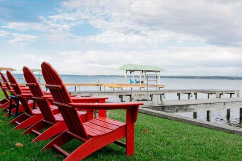 Cast away with kayaks a game room a fire pit and views House in Varick