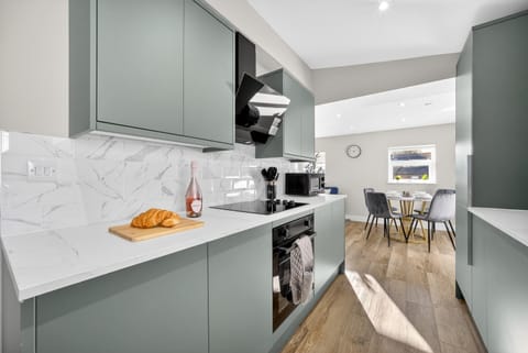 2BR - Fast Wi-Fi - Work Space - Free Parking Apartment in Cardiff