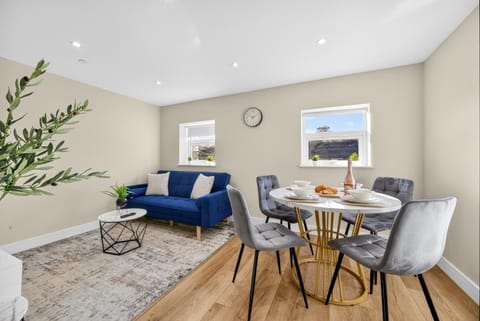 2BR - Fast Wi-Fi - Work Space - Free Parking Apartment in Cardiff