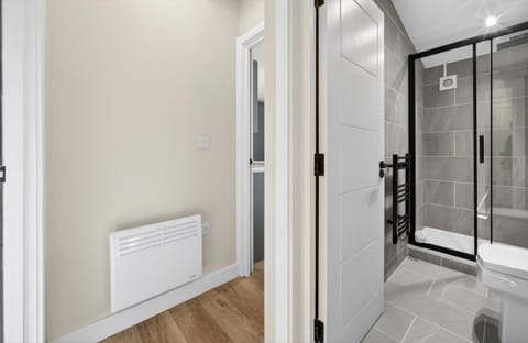 2BR - Fast Wi-Fi - Work Space - Free Parking Apartment in Cardiff