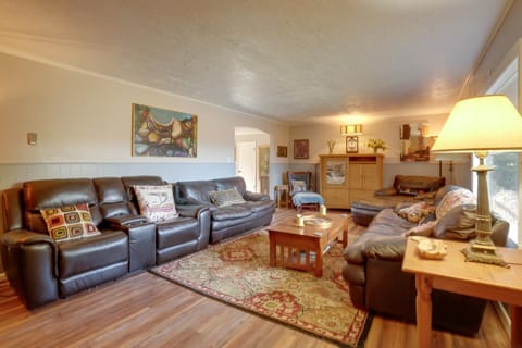 Hike and Ski Scenic Group Retreat in Wardensville House in Shenandoah Valley