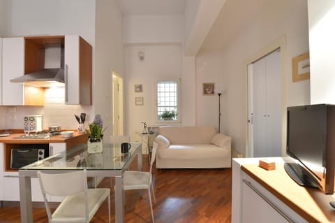 TV and multimedia, Kitchen or kitchenette, Living room, Seating area, Dining area