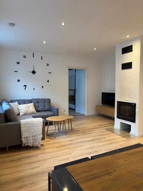 TV and multimedia, Living room, Seating area, Evening entertainment