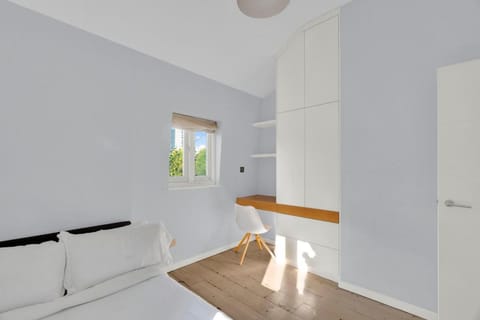 Bed, Photo of the whole room, Seating area, Bedroom