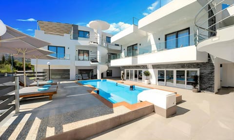 Property building, Patio, Day, Pool view, Swimming pool, Parking, sunbed