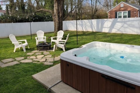 Honeybee Bungalow with Hot Tub House in Bristol