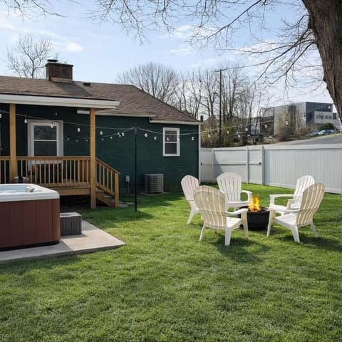 Honeybee Bungalow with Hot Tub House in Bristol