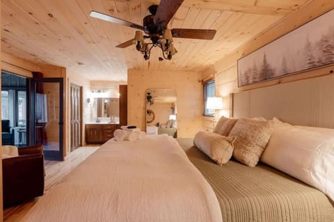 Home with Sauna & Hot Tub & Lake Access House in Johnson City