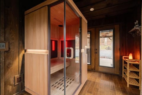 Home with Sauna & Hot Tub & Lake Access House in Johnson City