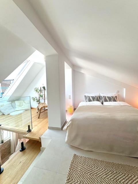 Photo of the whole room, Seating area, Bedroom