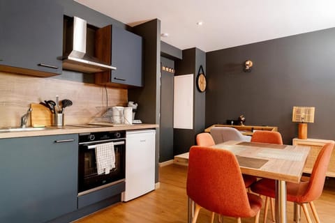 Coffee/tea facilities, Kitchen or kitchenette, Seating area, Dining area, oven, stove