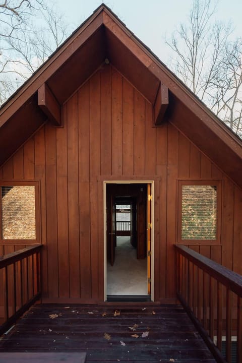 Forest Chalet Retreat Minutes from Downtown 4 bed House in Johnson City