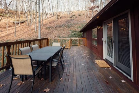 Forest Chalet Retreat Minutes from Downtown 4 bed House in Johnson City