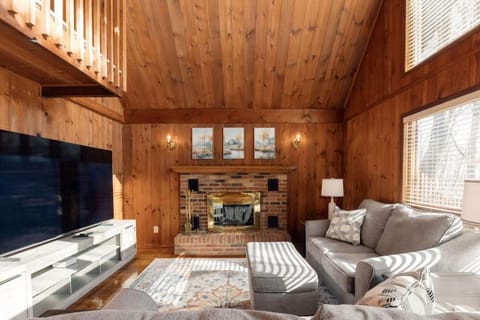 Forest Chalet Retreat Minutes from Downtown 4 bed House in Johnson City